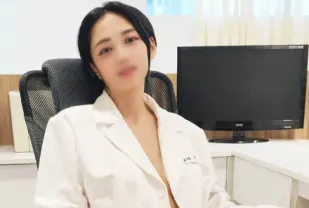 FC2PPV-4608859 女醫生用手淫和女牛仔姿勢挑釁她的病人