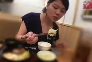 FC2PPV-932566 坐在路邊的純樸翹家女