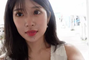 FC2PPV-2132144 身穿白色連衣裙的可愛美女漫步在沙灘上