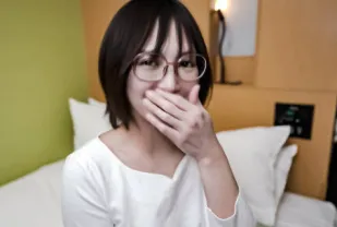FC2PPV-3305003 戴眼鏡的勤奮女孩