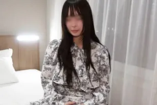 FC2PPV-4598367 陰毛濃密女孩被勸說現場不戴保險套拍攝