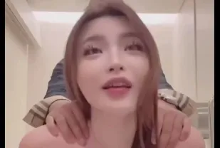 在廁所被大肉棒插到快站不住長腿美乳御姐，隱忍的表情直接高潮射了！