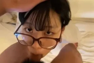 戴起眼鏡來很騷喔！