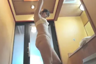 FC2PPV-4838212 嬌小可愛的美乳粉嫩小穴