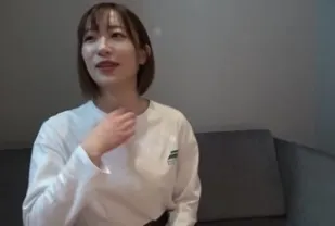 FC2PPV-3211715 可愛的本地女孩精液滴落在她敏感的屁股上
