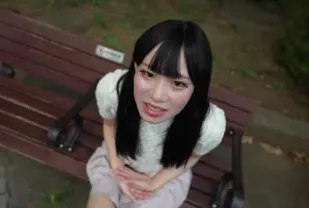 FC2PPV-4546097 纖細可愛的20歲女孩止不住潮吹
