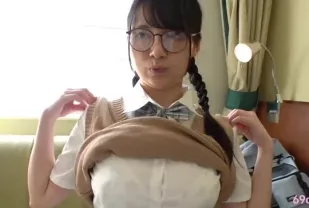 FC2PPV-4323016 巨乳眼鏡娘優等生動制亂入高潮痙