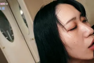 FC2PPV-4465636 纖細熟女首拍實錄慘遭射爆