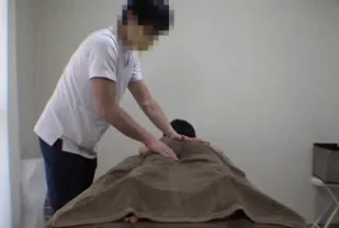FC2PPV-4518464 羞澀店裡身體僵硬的苗條美女