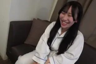 FC2PPV-4497298 我給的獎勵是雪肌苗條美乳