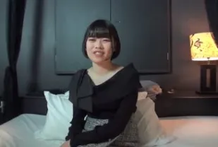 FC2PPV-4403172 拉麵店工作喜歡料理20歲女孩