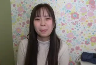 FC2PPV-3197011 皮膚白皙形似小動物的女孩