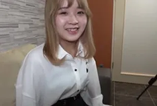 FC2PPV-3234012 自然可愛的女孩卻成了一位老男人的獵物