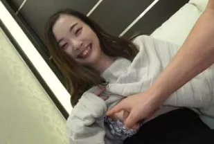 FC2PPV-3157098 笑容迷人20歲女孩