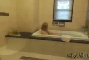 FC2PPV-4583854 美乳白皙苗條辣妹自慰太爽噴出大量體液