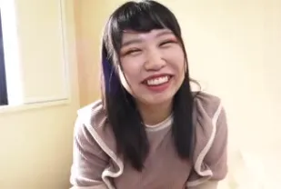 FC2PPV-3102466 看起來可愛清純的少女是個十足的蕩婦
