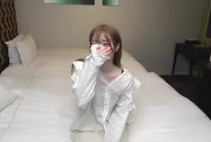FC2PPV-3038578 白晳美麗的網紅女孩