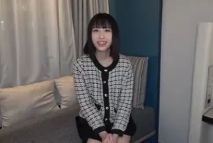 FC2PPV-4588448 雖然有著偶像般的整潔外貌但性慾強烈