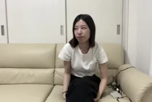 FC2PPV-4773576 在新婚夫婦的家裡一邊想著她老公什麼時候回家一邊和淫蕩的人妻做愛最後射在她體內