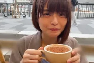 FC2PPV-1847794 在東京一家知名書店工作的短髮黑髮美女
