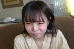 FC2PPV-1799155 漂亮嬌小的三年級女生