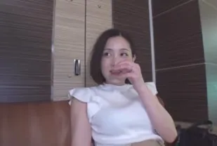 FC2PPV-4576436 一位優雅的已婚女人孤獨的陰部她已經八年沒有性生活了