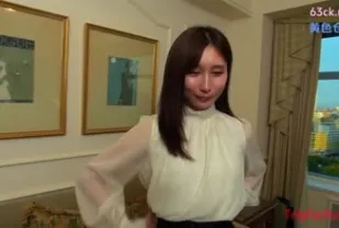 FC2PPV-4833973 優雅美婦人實際上喜歡與丈夫偷拍她希望被其他人也偷拍並在得到丈夫同意後進行射精偷拍