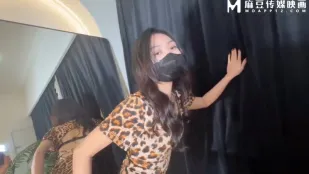 綠帽奴無能的丈夫妻子只能尋求小王的幫助