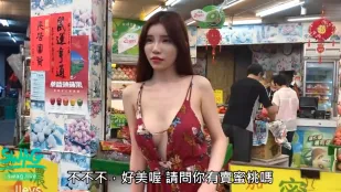 巨乳蜜桃妹水果市場尋歡。。