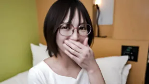 FC2PPV-3305003 戴眼鏡的勤奮女孩