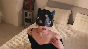 EDmosaic 素人芳芳第一次拍大尺自慰照，打光師看了硬到不行，她主動幫他口交下面還一直噴水！