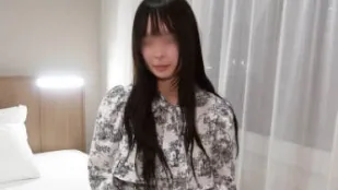 FC2PPV-4598367 陰毛濃密女孩被勸說現場不戴保險套拍攝