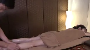FC2PPV-4755831 女大學生淫蕩的身體顫抖著達到高潮