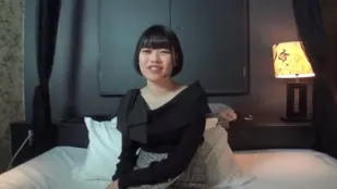 FC2PPV-4403172 拉麵店工作喜歡料理20歲女孩
