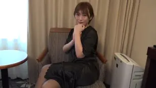 FC2PPV-4331307 一位用她刷處女的美麗女士