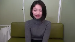 FC2PPV-3184504 天真而嚴肅的美女