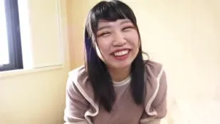 FC2PPV-3102466 看起來可愛清純的少女是個十足的蕩婦