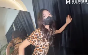 綠帽奴無能的丈夫妻子只能尋求小王的幫助