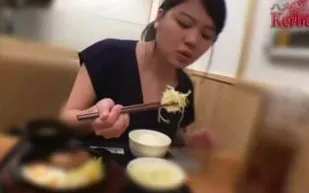 FC2PPV-932566 坐在路邊的純樸翹家女