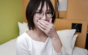 FC2PPV-3305003 戴眼鏡的勤奮女孩