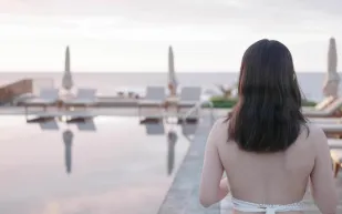 HongKongDoll - 夏日回憶 壹 性感泳裝無套爆操偶姐姐白虎嫩穴