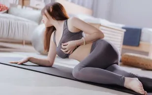 XHX-0007 不穿胸罩練瑜伽的巨乳姐姐 誘惑男友兄弟被大量中出