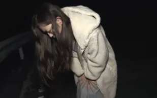 FC2PPV-2984375 淫蕩的女孩在街上進行了她的第一次戶外性愛