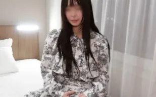 FC2PPV-4598367 陰毛濃密女孩被勸說現場不戴保險套拍攝