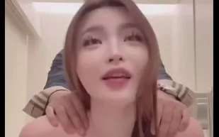 在廁所被大肉棒插到快站不住長腿美乳御姐，隱忍的表情直接高潮射了！