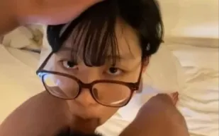 戴起眼鏡來很騷喔！