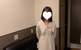 FC2PPV-4840818 擁有娃娃臉的黑髮女孩