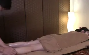 FC2PPV-4755831 女大學生淫蕩的身體顫抖著達到高潮