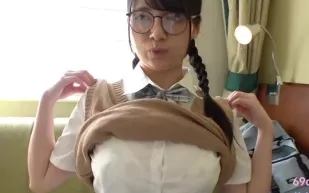 FC2PPV-4323016 巨乳眼鏡娘優等生動制亂入高潮痙