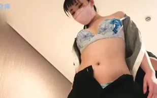 FC2PPV-4684899 黑髮清純女服務生遭變態老色鬼連